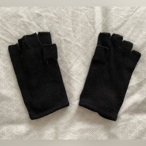 Gap Kids Fingerless Gloves - Picture 2 of 6